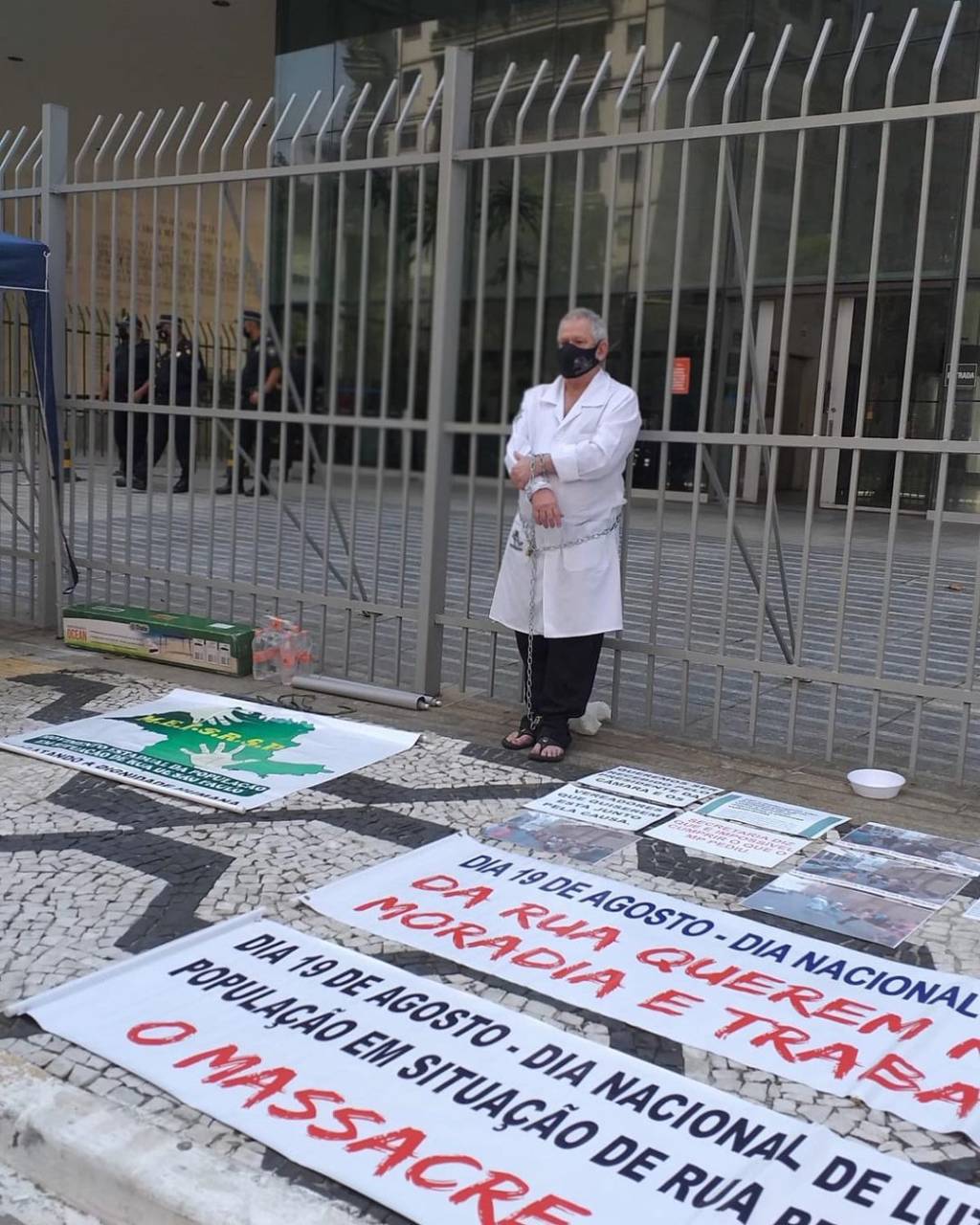 Presidente de movimento se acorrenta em frente à Câmara por marmitas