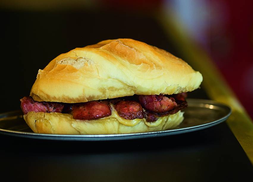 No pão francês: linguiça com queijo No pão francês: linguiça com queijo