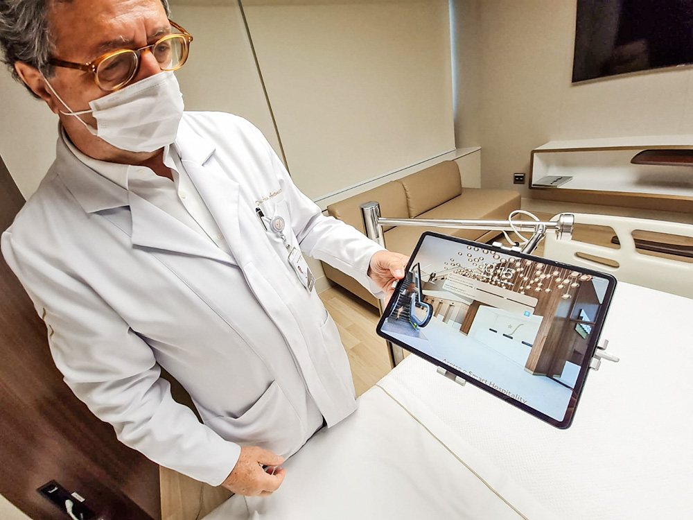 Tablets Quartos Vila Nova Star A imagem mostra um doutor segurando um tablet.