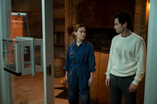 Você – Temporada 3 Na foto, Victoria Pedretti e Penn Badgley, que estão se olhando, estrelam nova temporada de You