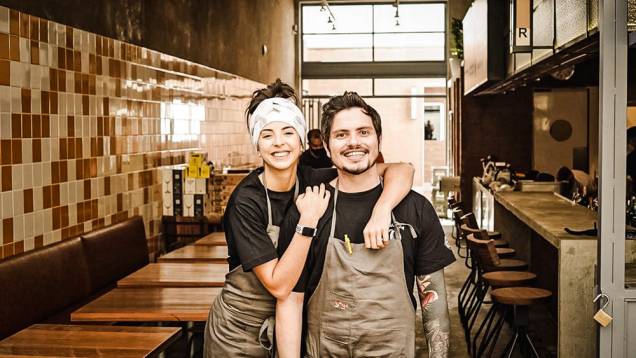 Júlia e Coelho: à frente do endereço inaugurado na última semana Júlia e Coelho: à frente do endereço inaugurado na última semana