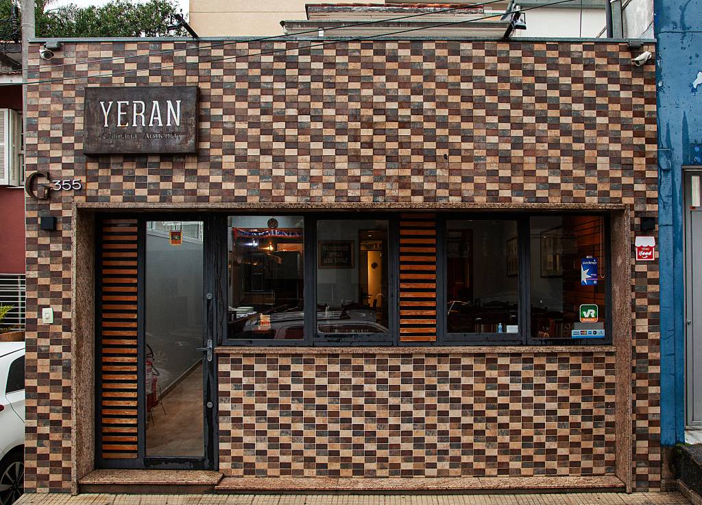 Achados ELO – Yeran Fachada do restaurante Yeran com azulejos em diferentes tonalidades de marrom.