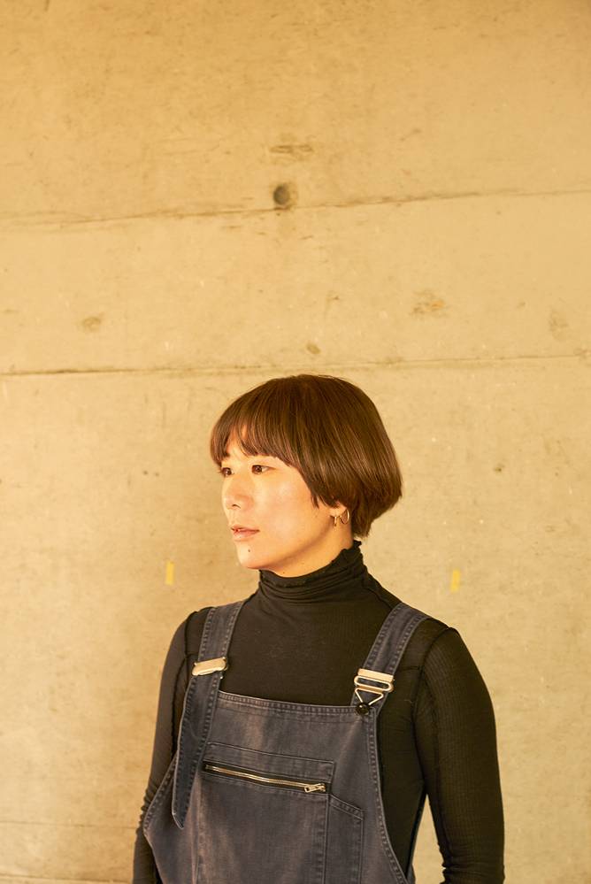 Yuko-Mohri-perfil-exposição-sinfonia-sem-controle-japan-house.jpg yuko mohri fotografada contra uma parede de perfil