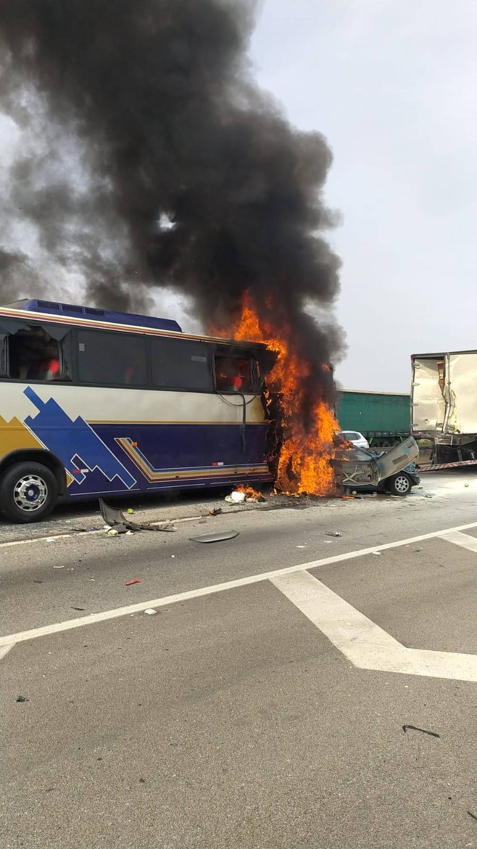 Acidente na Dutra entre caminhão, carros e ônibus mata seis pessoas