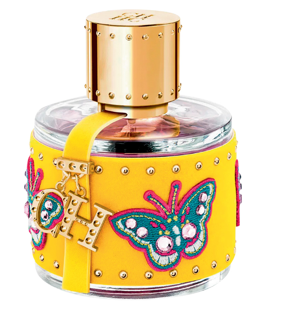 carolina herrera.png Frasco de perfume de vidro com uma capinha amarela e ilustrações em borboleta com strass e os pingentes das letras