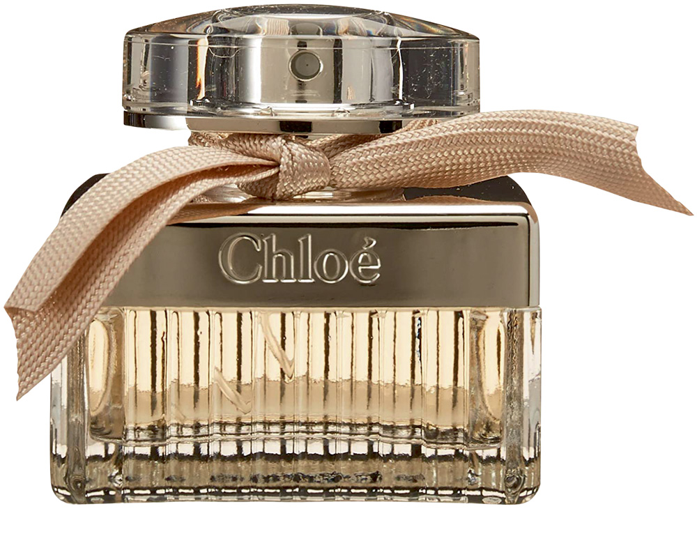 chloe.jpg Frasco de perfume de vidro transparente com líquido bege, um laço bege e detalhes no frasco em bege e o escrito
