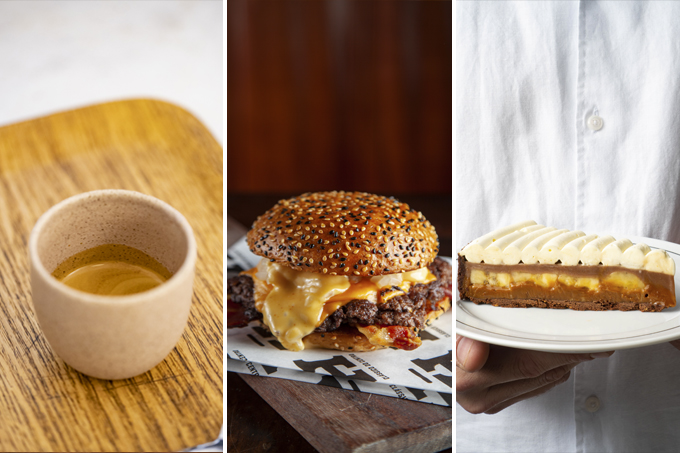 Três imagens unidas por linha fina branca. À esquerda café expresso em xícara de cerâmica sobre mesa de madeira. Ao centro, hambúrguer com queijo derretendo. À direita, mãos segurando fatia de banoffee em prato de louça branca.