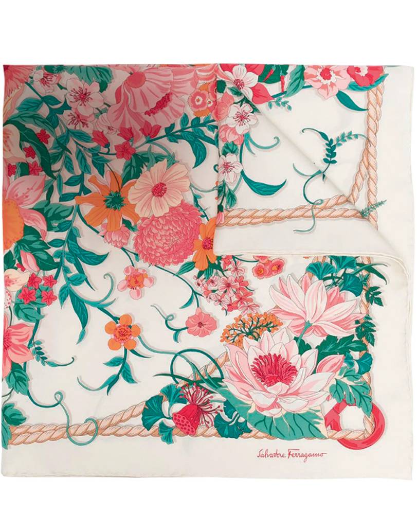 echarpe opção 1.png Um echarpe dobrado com estampa de ramos de folha verdes e flores rosa claro, pétalas e flores laranjas
