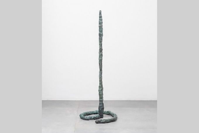 escultura de anna maria maiolino em formato de fio, com base circular e subida em linha reta