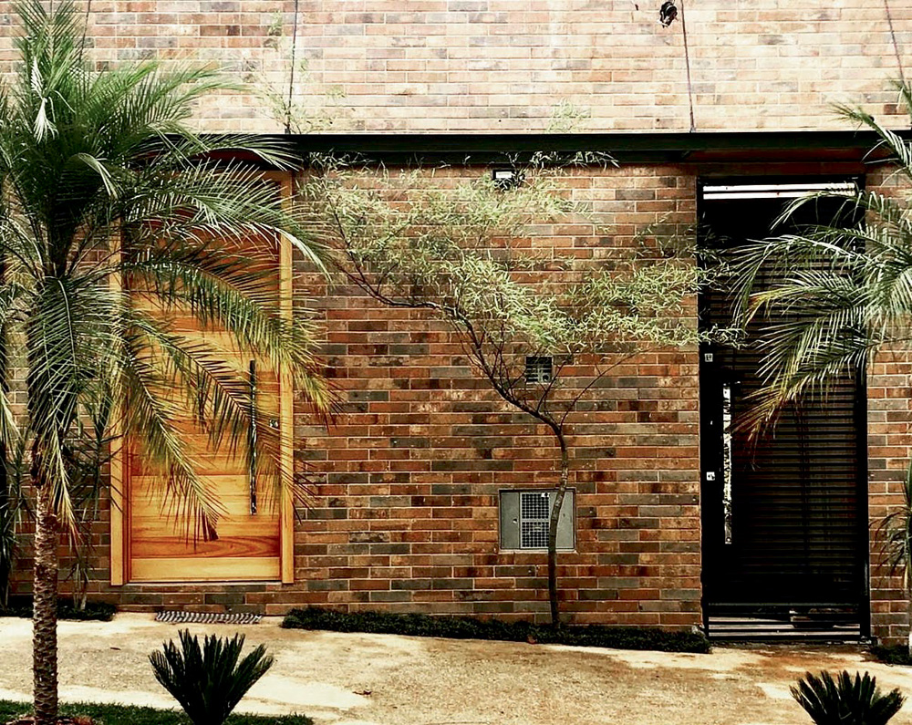fachada-casa-cultural-Ala-Jardim fachada do espaço cultural, de tijolos e com algumas plantas