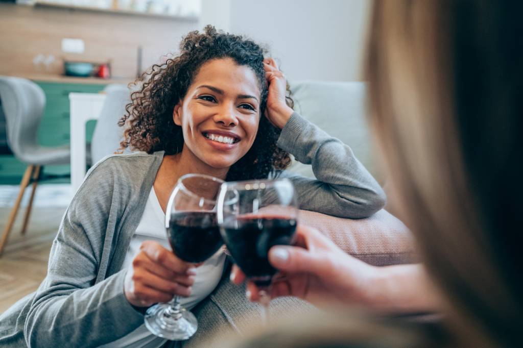 Saiba como ter dentes mais brancos sem cortar o café e vinho da rotina