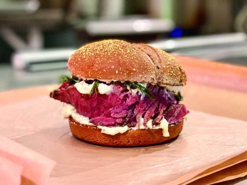 Pastrami: carne é curada por duas semanas e defumada por doze horas Pastrami: carne é curada por duas semanas e defumada por doze horas