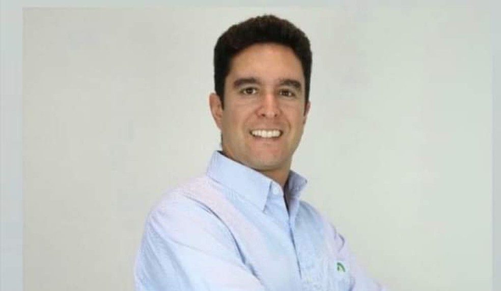 Imagem de Pedro vestindo camisa azul e cruzando os braços