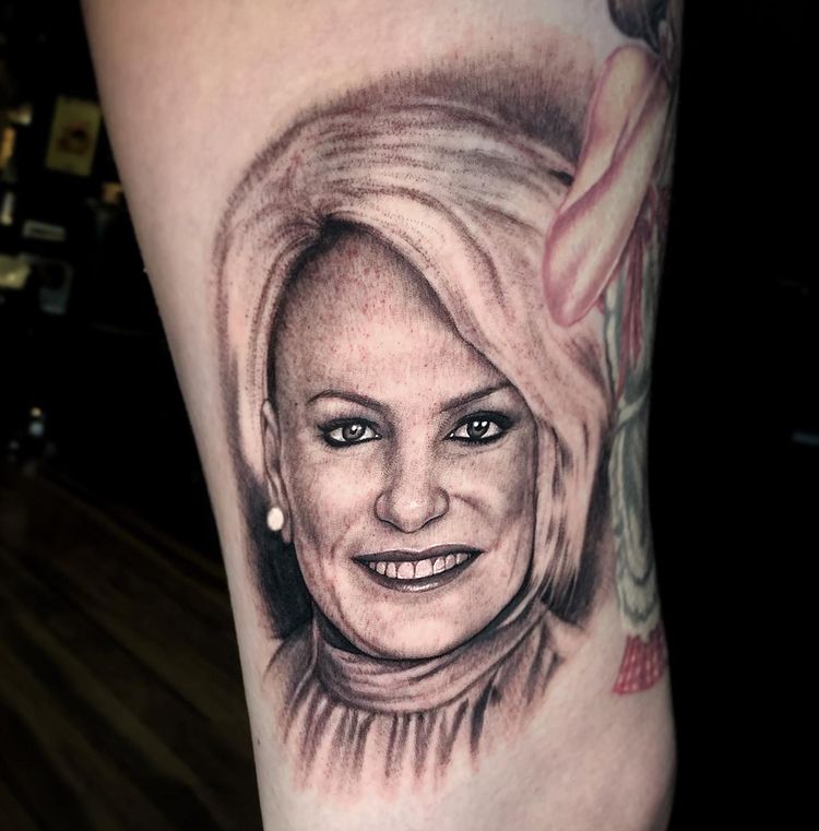 tatuagem-coxa-influenciadora-homenagem-ana-maria-braga close de uma coxa com o rosto da ana maria braga tatuado