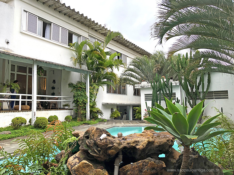 Imagem da parte de trás da casa, com vista para a piscina