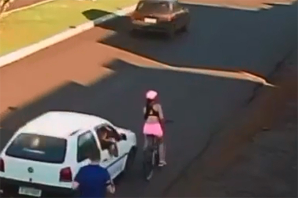 Vídeo mostra homem passando a mão em mulher e a derrubando de bicicleta