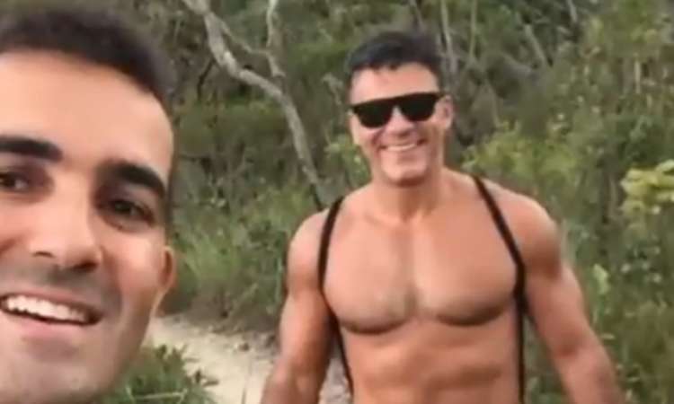 A imagem mostra o ator Leonardo Viera com o marido