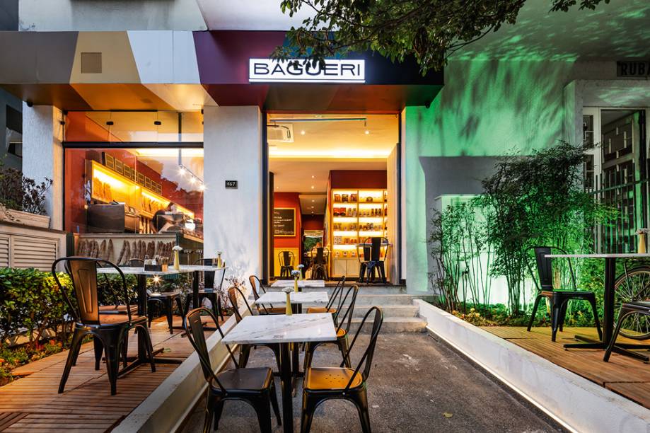 O espaço: com mesinhas ao ar livre O espaço: com mesinhas ao ar livre