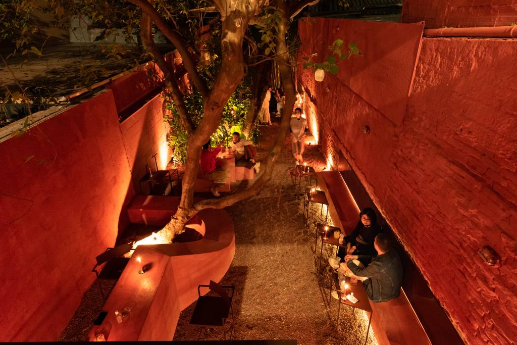 Quase secreto: quintal em loja de Pinheiros esconde um bar ao ar livre