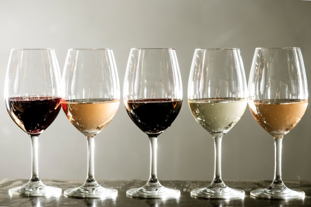 Ampla variedade: 96 rótulos de rosés, tintos e brancos à mostra Ampla variedade: 96 rótulos de rosés, tintos e brancos à mostra
