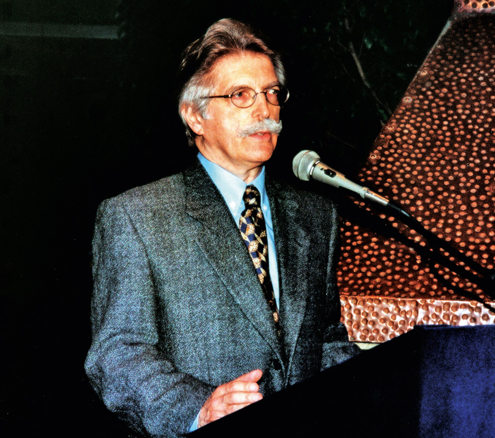 Benedito-Lima-de-Toledo-livro-Mosteiro-da-Luz-história-mosteiro-museu-da-arte-sacra-fotos-inéditas-ordem-de-freiras-reclusas foto antiga de Benedito Lima de Toledo de terno discursando ao microfone