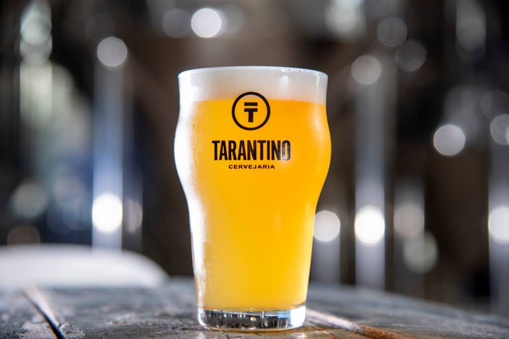 Comer & Beber 2021 – Cervejaria Tarantino Chope amarelo no copo da Cervejaria Tarantino.
