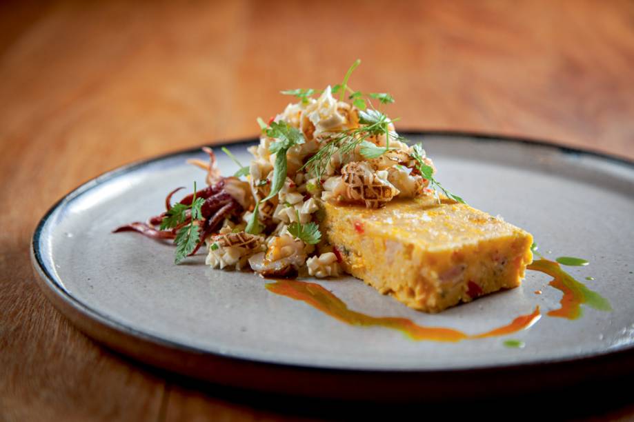 Cuscuz paulista: camarão, vinagrete de pupunha e lula, azeite de dendê e coco complementam a receita Cuscuz paulista: camarão, vinagrete de pupunha e lula, azeite de dendê e coco complementam a receita