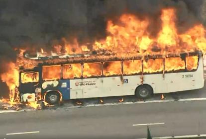 A imagem mostra ônibus que pega fogo em viaduto na Zona Oeste de São Pauo