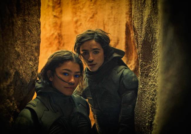 A imagem mostra Zendaya e Timothée Chalamet em uma caverna.