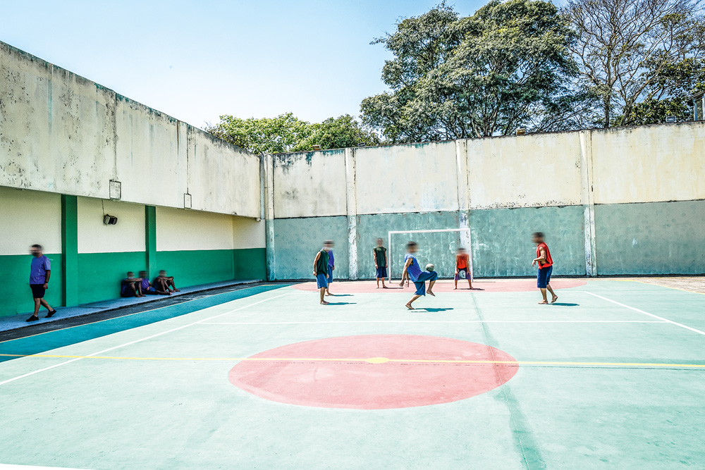 Fundação Casa Quadra A imagem mostra jovens jogando futsal em uma quadra dentro da Fundação Casa.