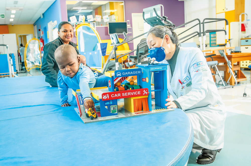 São Paulo 21 outubro 2021GRAACCFoto Alexandre Battibugli Veja SP A imagem mostra Gonçala e Maya brincando junto de uma médica com carrinhos.