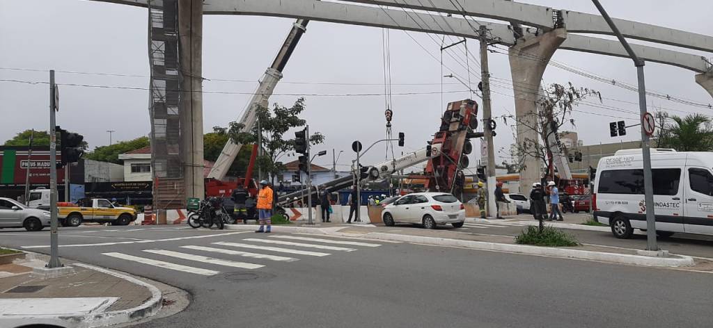 Guindaste tomba em obras de monotrilho na Zona Leste