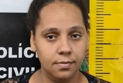 Imagem mostra mulher de cabelos presos na frente de tela em que pode-se ler: "Polícia Civil"