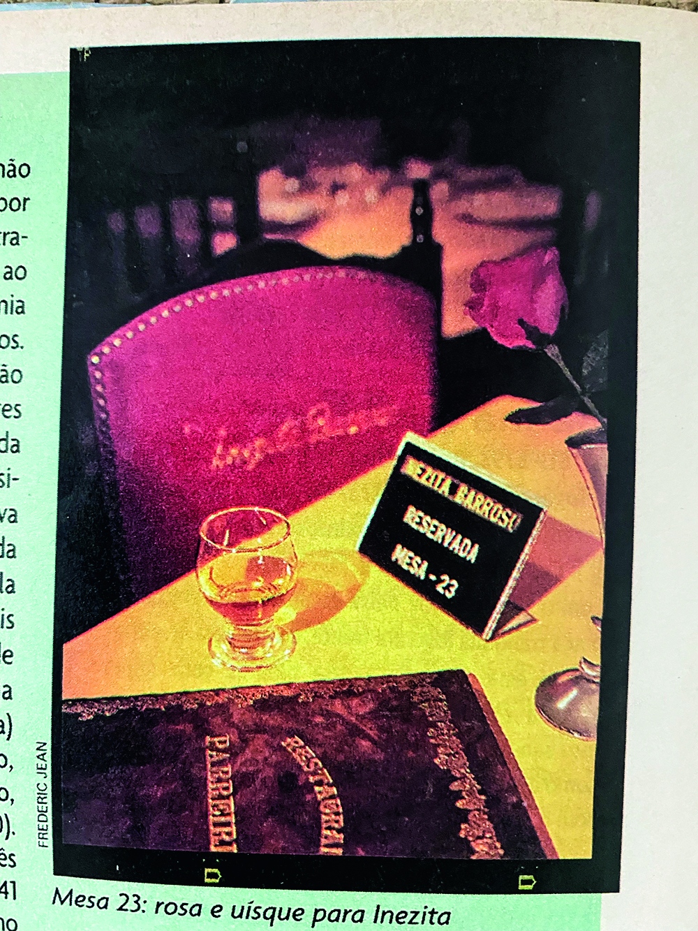 Foto da foto que saiu na Comer & Beber 1998 da mesa reservada para Inezita Barroso com um copo de u&iacute;sque.