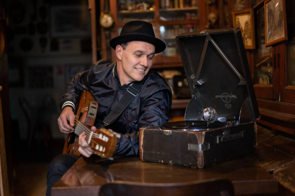 João Suplicy cria álbum com mistura de samba e blues e participação de Leci Brandão