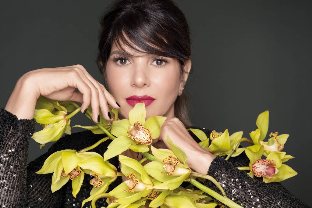 Empresária larga emprego em banco e lança arranjos florais de luxo