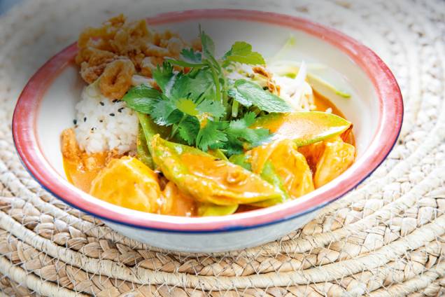 Curry do mar: camarão, lascas de peixe e lula Curry do mar: camarão, lascas de peixe e lula