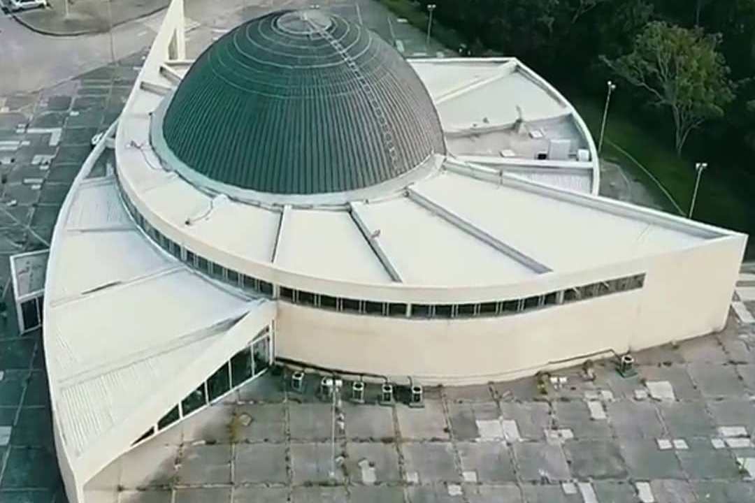 A imagem mostra o planetário do carmo sendo visto de cima.