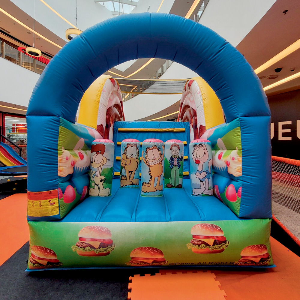 Turma do Garfield tem espaço de brincadeiras no shopping para os pequenos