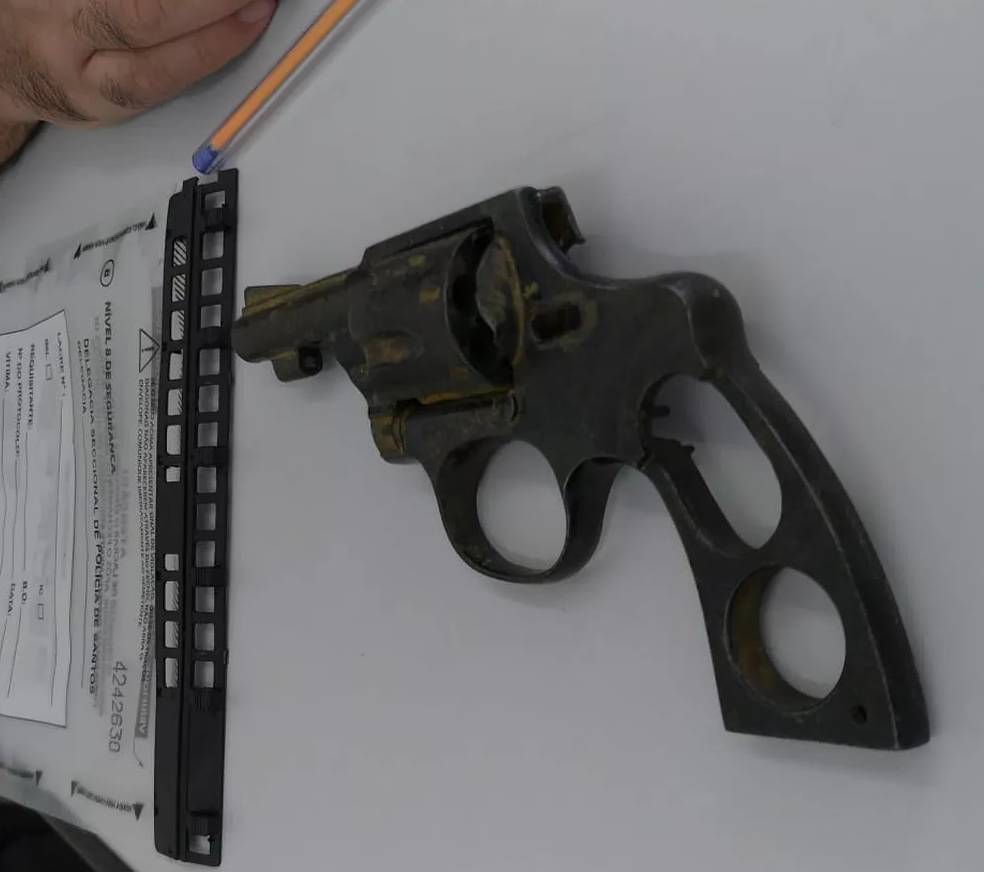 Professor encontra arma dos anos 70 enterrada em praia do litoral paulista