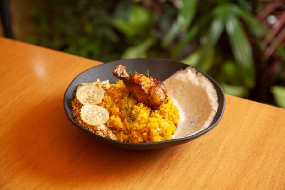 Caminho do campo: galinhada com emulsão de banana, farofa de brioche com bacon e picles de maxixe Caminho do campo: galinhada com emulsão de banana, farofa de brioche com bacon e picles de maxixe