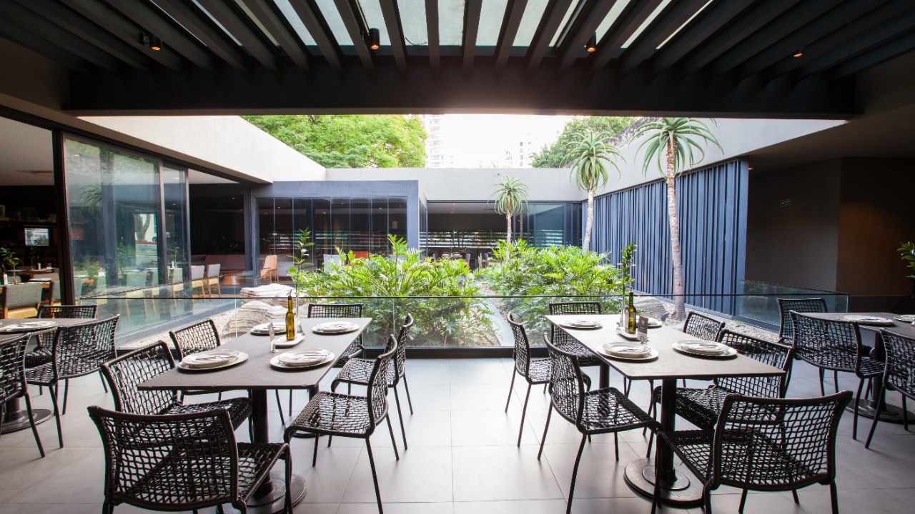 Ambiente da unidade de Moema da pizzaria Sala Vip desenhado pelo arquiteto Roberto Migotto