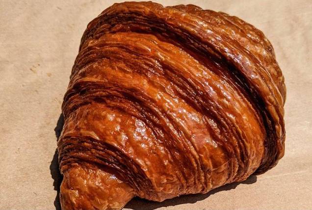 Medialuna: croissant à moda argentina com casquinha de açúcar Medialuna: croissant à moda argentina com casquinha de açúcar