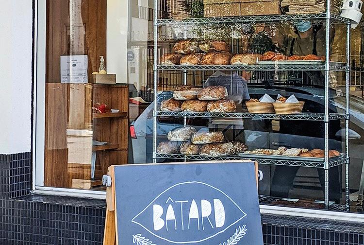 Vitrine: pães, doces e folhados voltados para rua