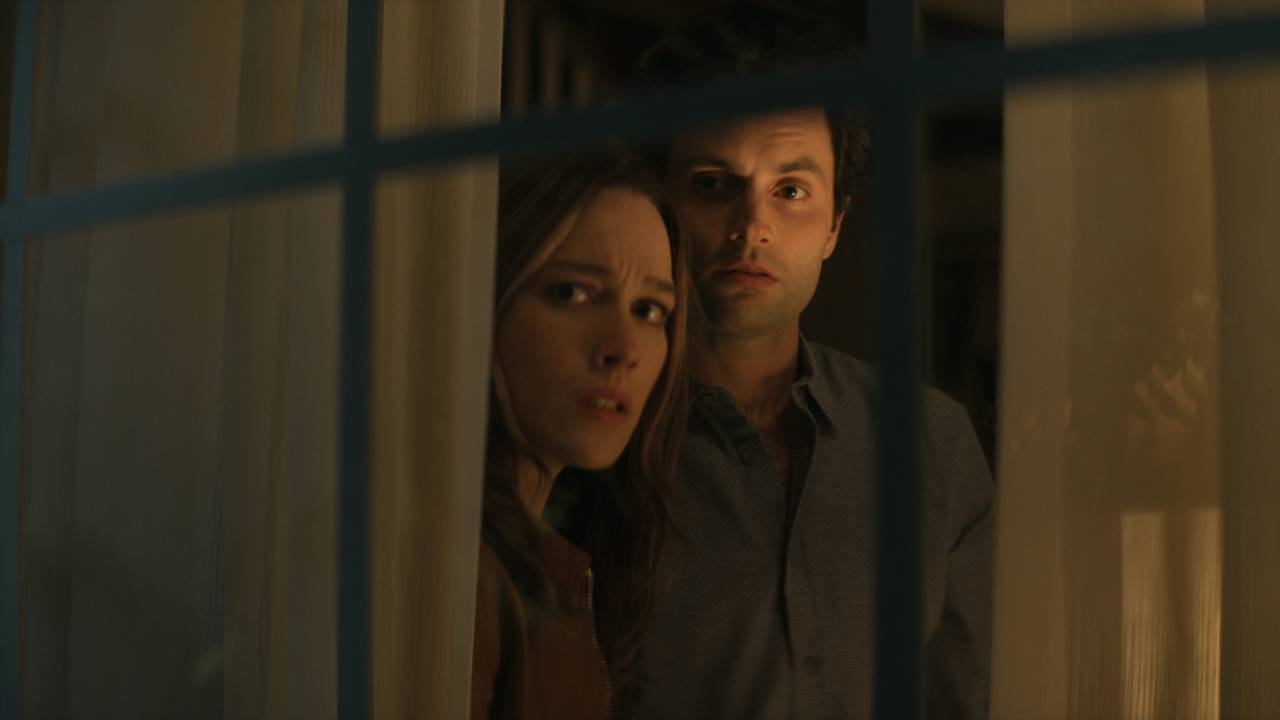 Os atores Penn Badgley e Victoria Pedretti