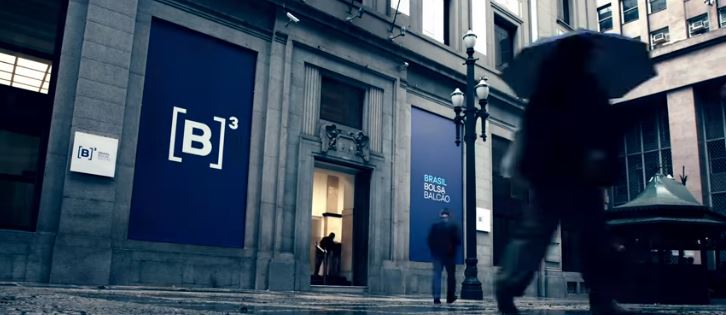 Imagem mostra prédio histórico no centro de São Paulo, com slogan da B3: Brasil Bolsa Balcão