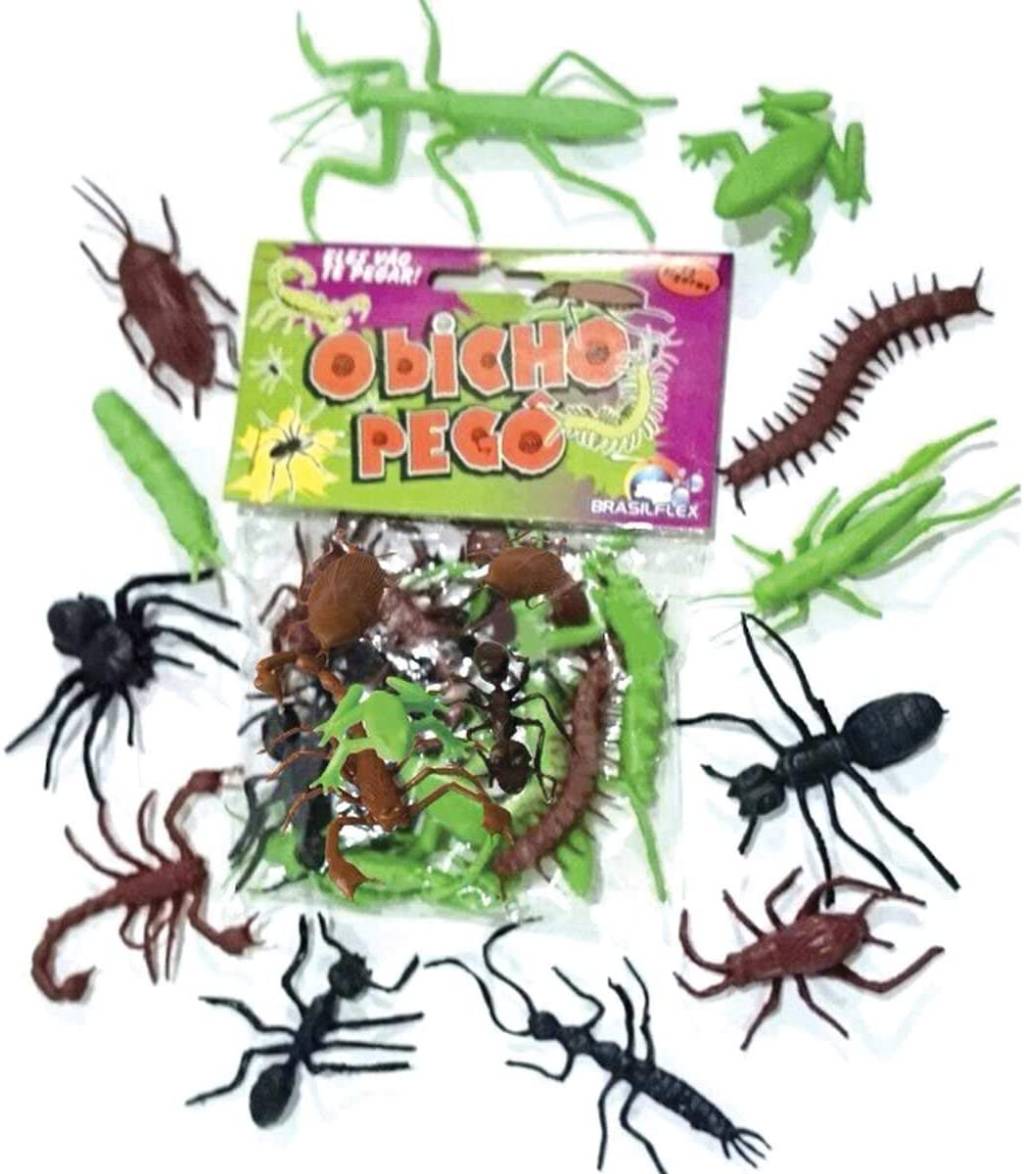 bichos plástico Aranhas, lagartos, formigas, escorpiões... de plástico e, no centro, o pacote com mais destes dentro