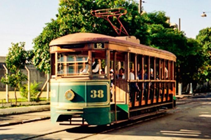 bonde-38-rua-visconde-de-parnaíba-museu-da-imigração-funcionava-até-2009 bonde andando na rua visconde de parnaiba levando passageiros e com o número 38 na lataria