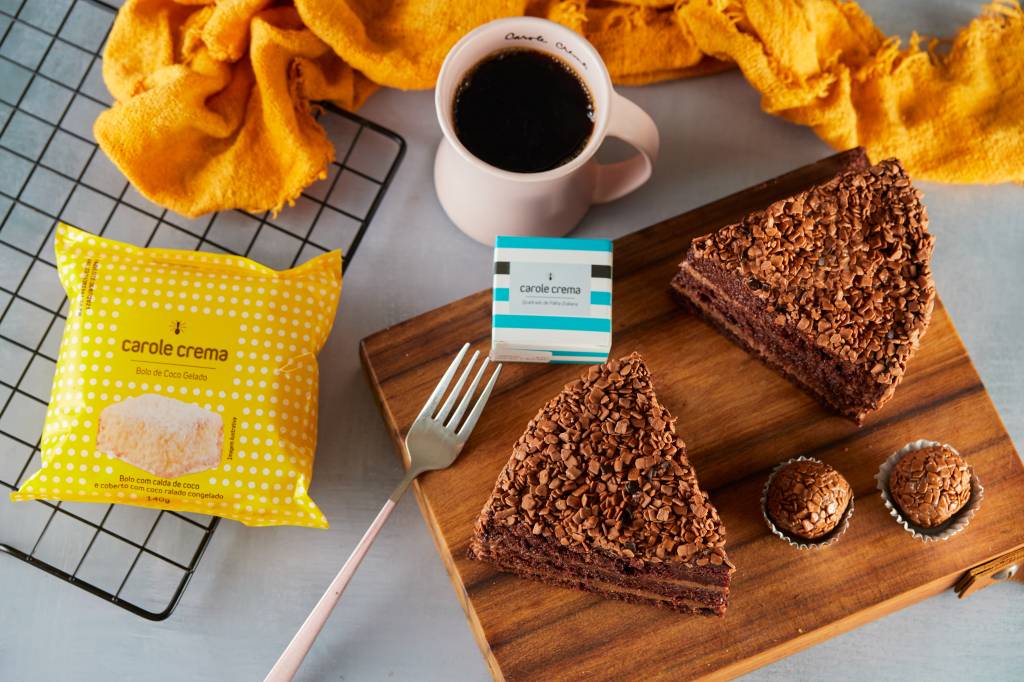 Carole Crema Carole Crema: sai a R$ 54,90 o conjuto de bolos, docinhos, água e uma bebida quente pequena