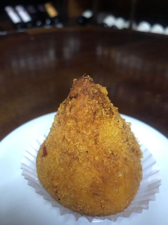 Casa Godinho: de segunda a sexta pague R$ 29,75 em cinco coxinhas, como a de frango, e ganhe uma na faixa